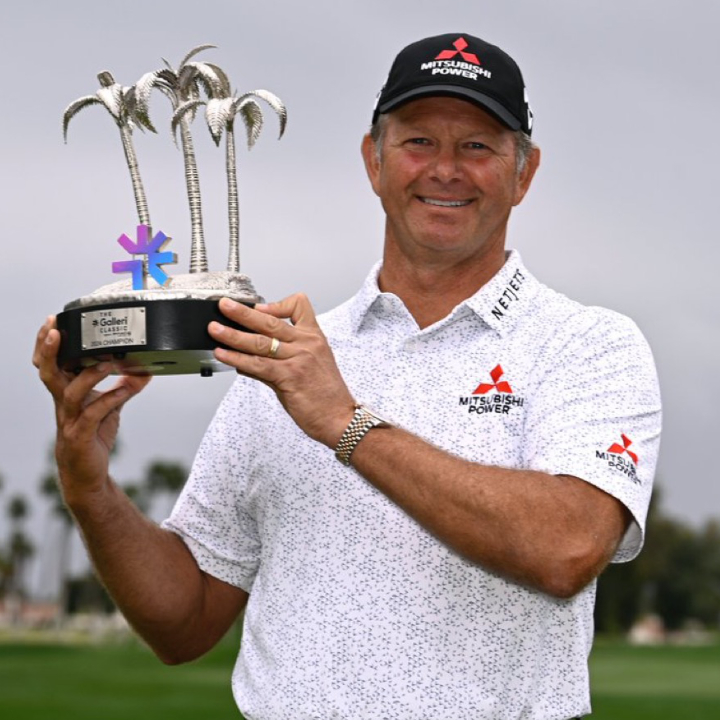 Galleri Classic Champ Retief Goosen and Galleri Classic trophy made by Malcolm DeMille
